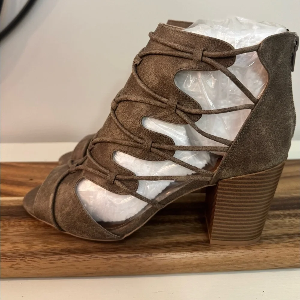 Quipid Gladiator Sandal Size 10 Peep Toe Bootie block Heel New in Box - Picture 3 of 12
